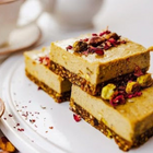 Tort cu fistic si apa de trandafir