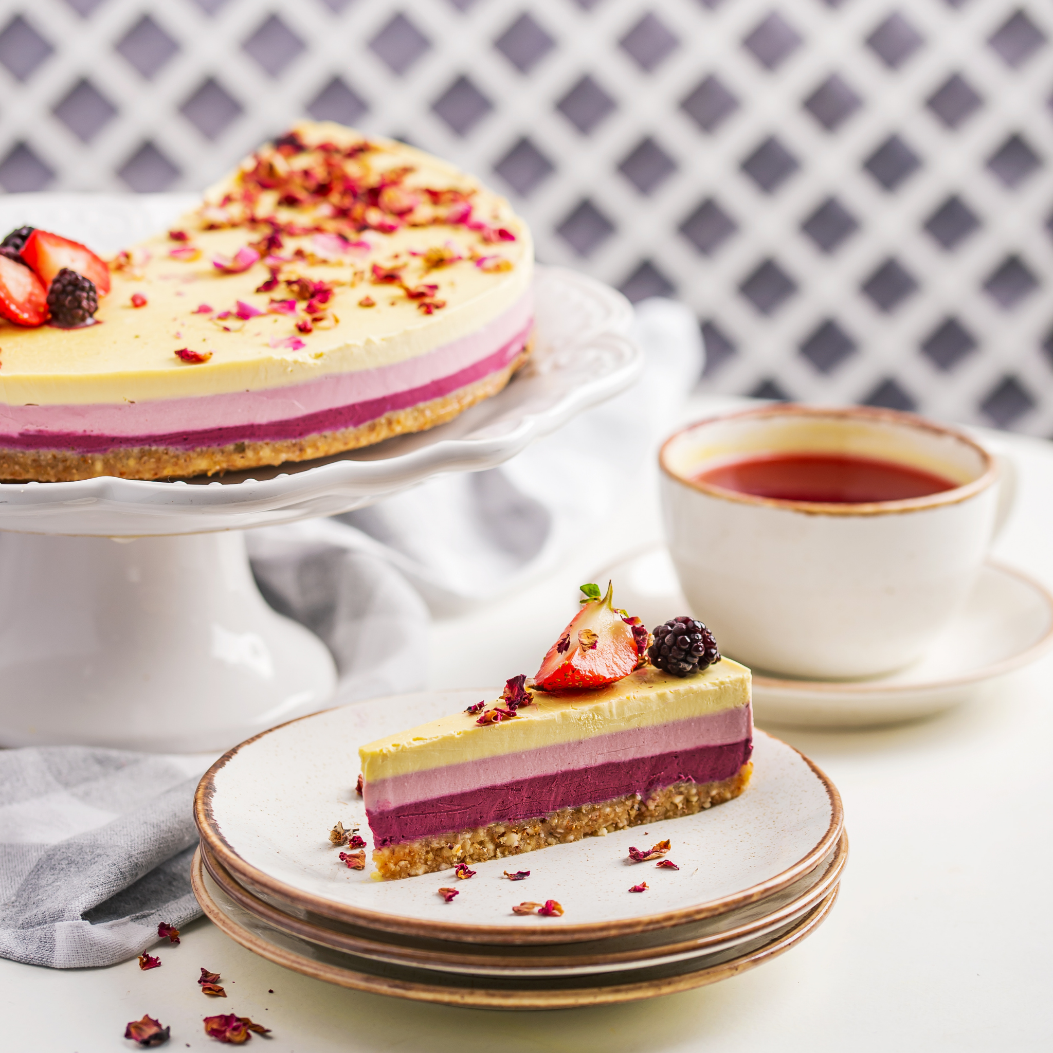 Tort Curcubeu - Mousse afine, mure, capsune, zmeura, crema de vanilie